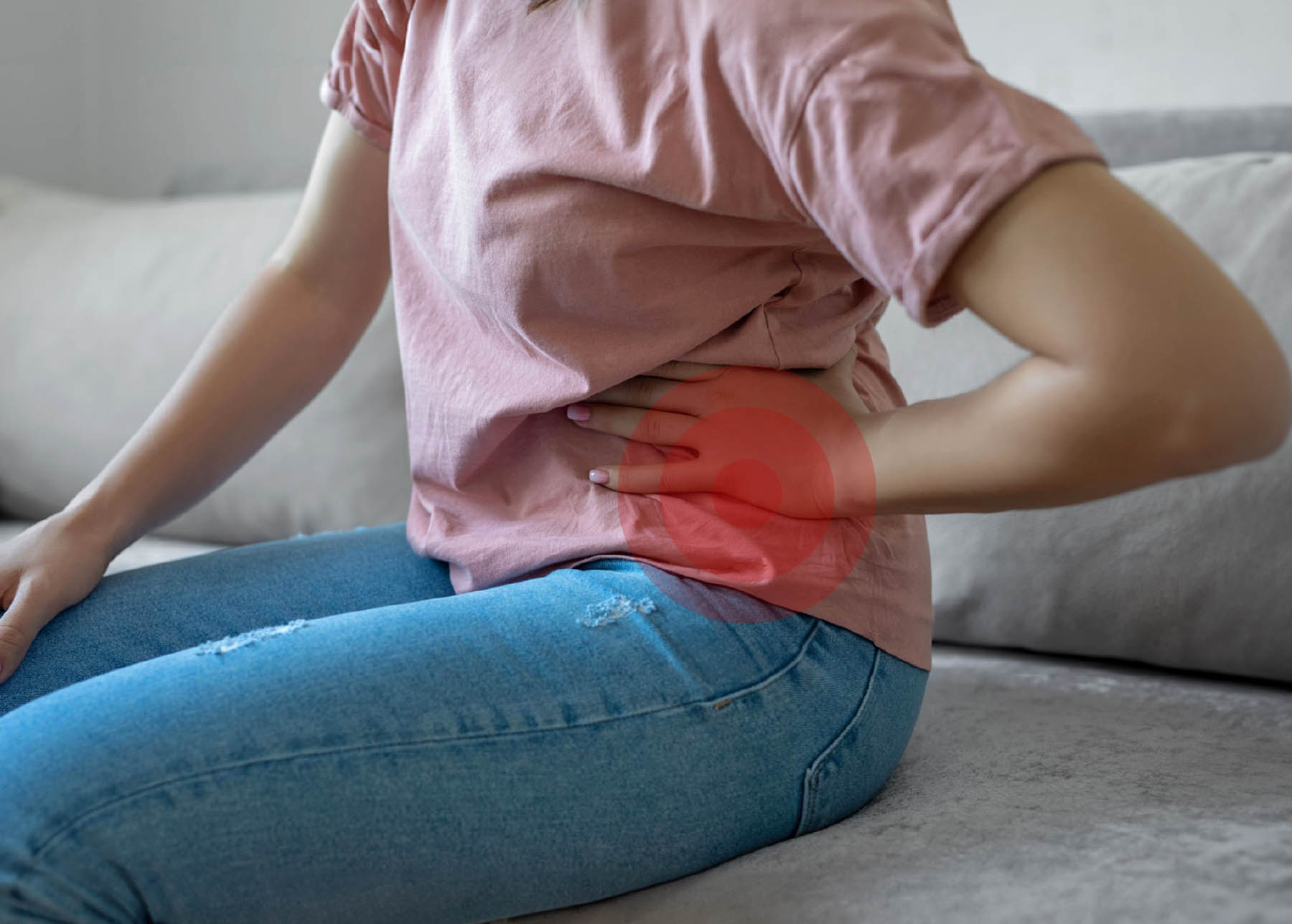 Bloqueos nerviosos a mujer con dolor lumbar causado por dorsalgia o espondiloartrosis.
